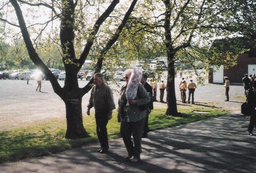 waren eigens aus Thringen angereist, im Hintergrund rechts der Tatort - Foto H.Hille